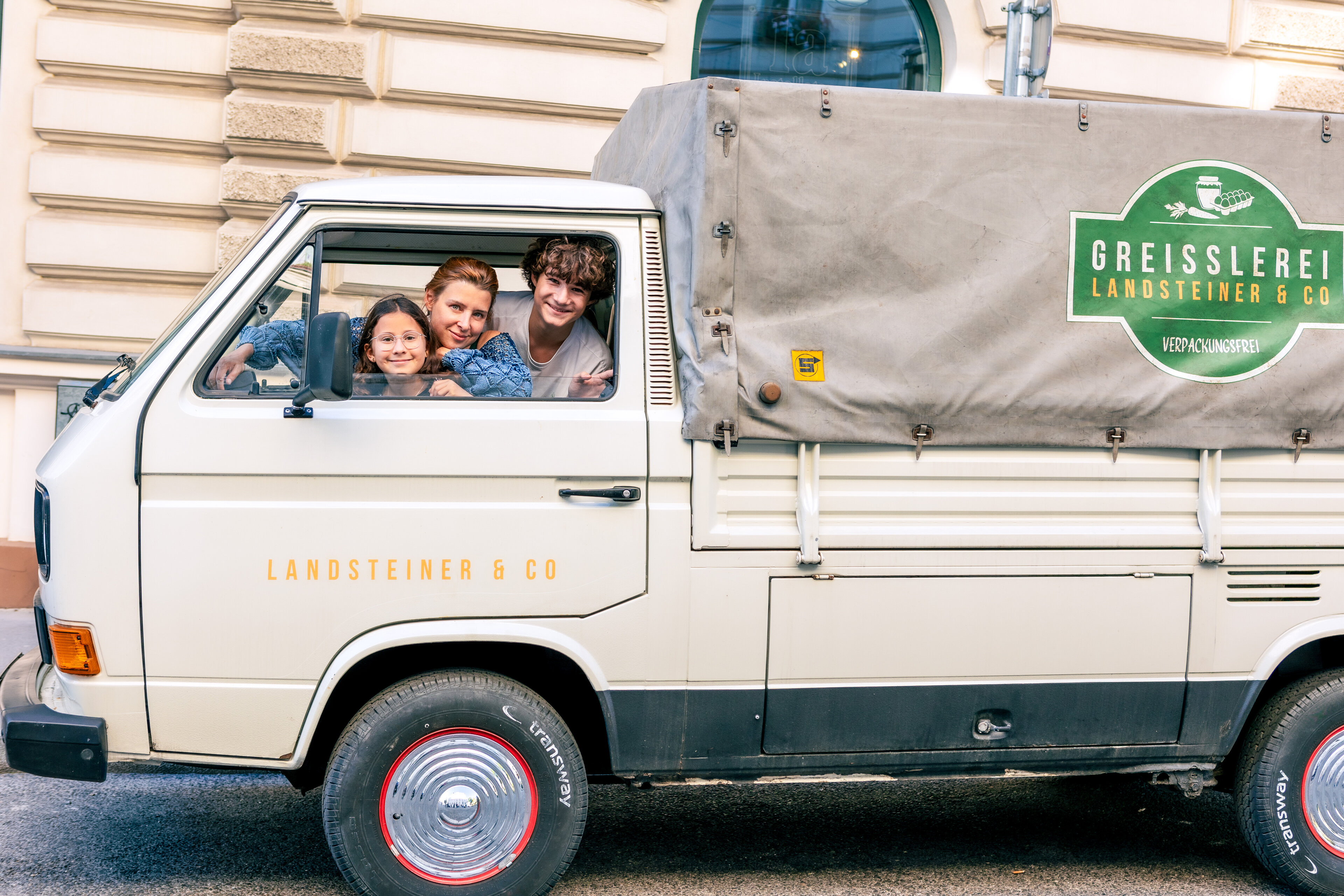 Annie und ihre beiden Kinder Lena und Tino borgen sich vom Nachbarn dessen Lieferwagen, um zur Donau zu fahren.